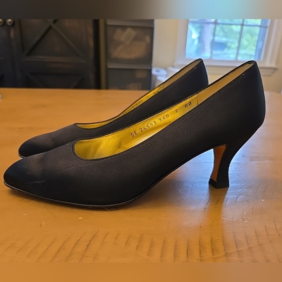 Salavtore Ferragamo Satin Elegant Black Kitten Heels Shoes Size 7 AA - Picture 1 of 10